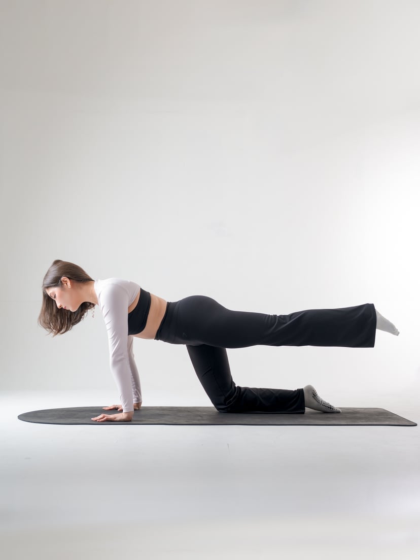 Katia Cordon en posicion bird dog de Pilates
