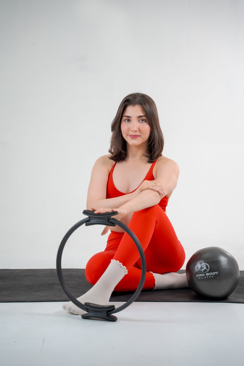 Katia Cordon sentada en mat de Pilates
